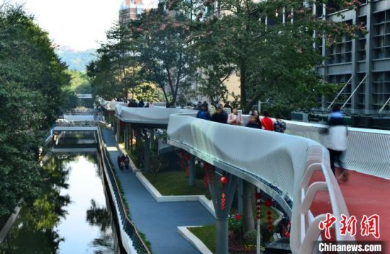 1月1日，福建福州，民众行走在高空景观步道五四路段。中新社记者 张斌 摄