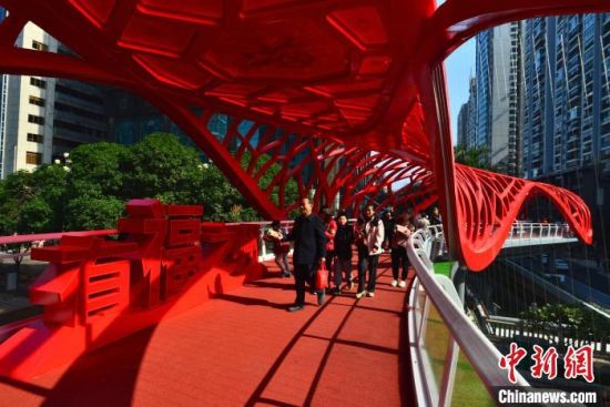 1月1日，福建福州，民众在高空景观步道五四路段“百福桥”上参观体验。中新社记者 张斌 摄