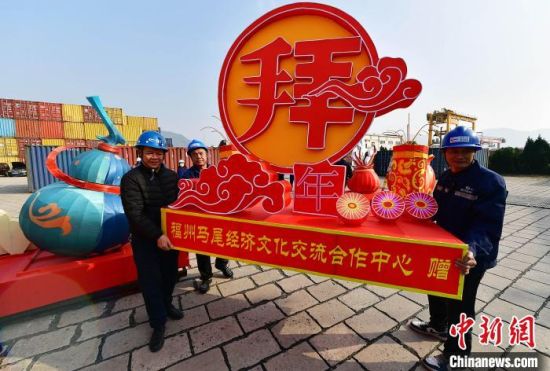 图为工作人员在搬运灯花进行装箱作业。中新社记者 张斌 摄
