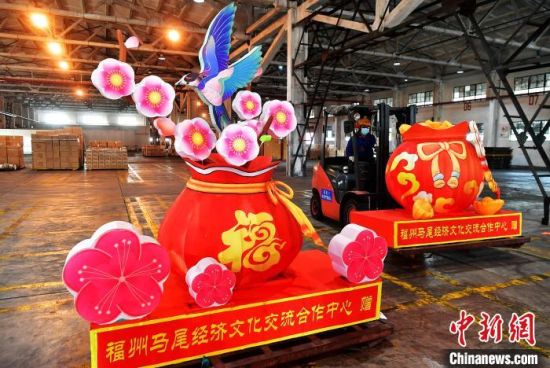 图为工作人员在转运装箱的花灯。中新社记者 张斌 摄