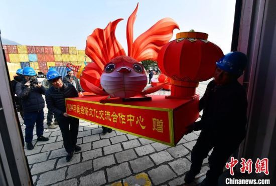 图为马祖乡亲曹以标(左二)帮助工作人员进行花灯装箱作业。中新社记者 张斌 摄