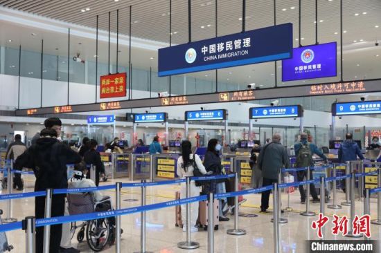 1月14日，厦门五通口岸，旅客正有序排队等待通关。　刘楷 摄