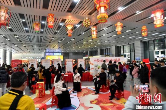 1月14日，福建泉州站候车大厅，南音表演吸引旅客观看。中新社记者 吕明 摄