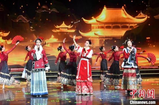 图为歌曲《三条簪》表演。中新社记者 吕明 摄