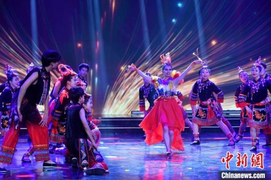 图为情境民俗舞蹈《祥瑞舞云裳》表演。中新社记者 吕明 摄