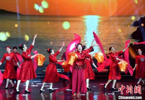 图为马祖马悠蹈屿舞蹈团带来民俗舞蹈节目《灯映春暝》。中新社记者 吕明 摄