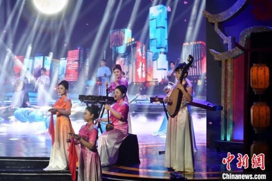 图为福州伬艺乐舞《闽江花月夜》表演。中新社记者 吕明 摄