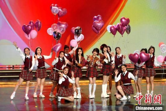 图为歌曲《新年快乐》表演。中新社记者 吕明 摄