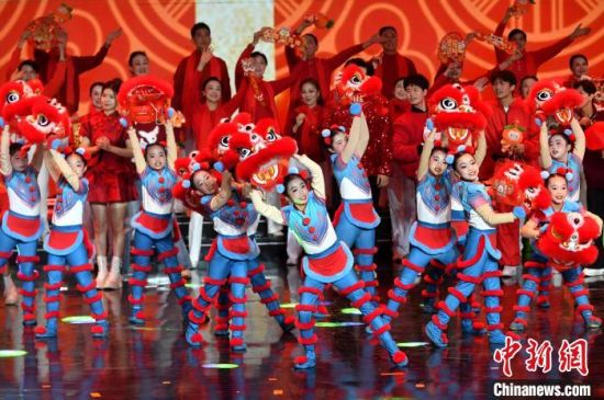 图为开场歌舞《十邑欢腾中国年》表演。中新社记者 吕明 摄