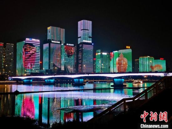 图为灯光打出福州传统小吃佛跳墙。中新社记者 王东明 摄 