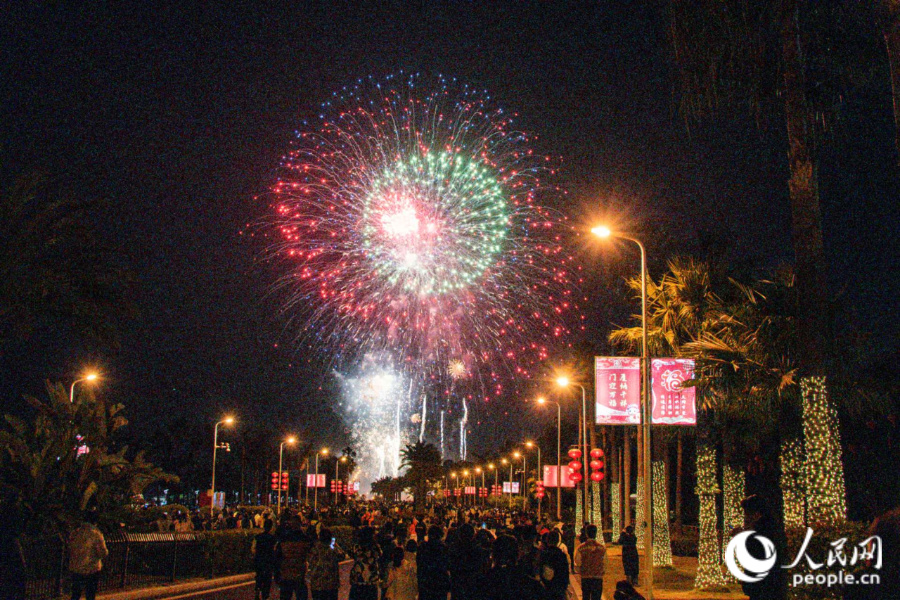 活动现场，人头攒动，市民游客纷纷拿出手机，记录美好时刻。人民网记者 陈博摄