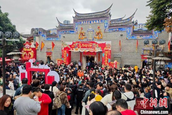2月2日，农历正月初五，民众“尚书庙”迎财神。中新社记者 王东明 摄