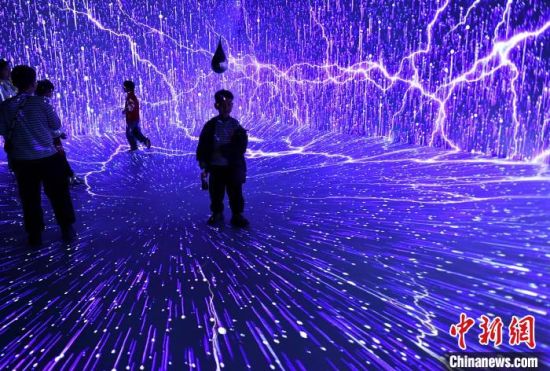 2月4日，“无限之海—沉浸式AI数字艺术展”正在福州三坊七巷举行，吸引市民、游客体验。中新社记者 吕明 摄