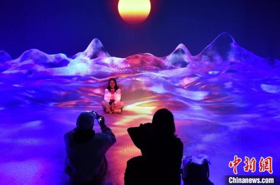 2月4日，“无限之海—沉浸式AI数字艺术展”正在福州三坊七巷举行，吸引市民、游客体验。中新社记者 吕明 摄