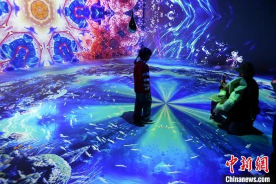 2月4日，“无限之海—沉浸式AI数字艺术展”正在福州三坊七巷举行，吸引市民、游客体验。中新社记者 吕明 摄