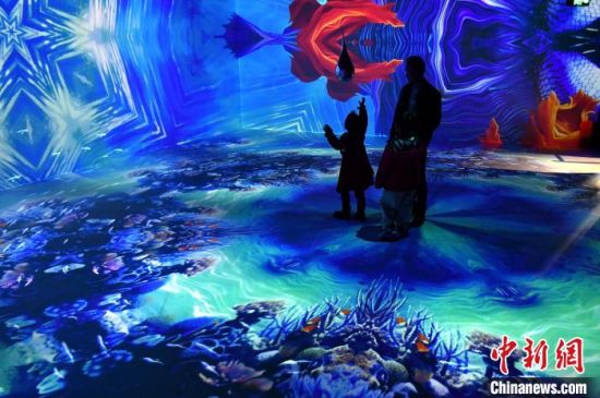 2月4日，“无限之海—沉浸式AI数字艺术展”正在福州三坊七巷举行，吸引市民、游客体验。中新社记者 吕明 摄