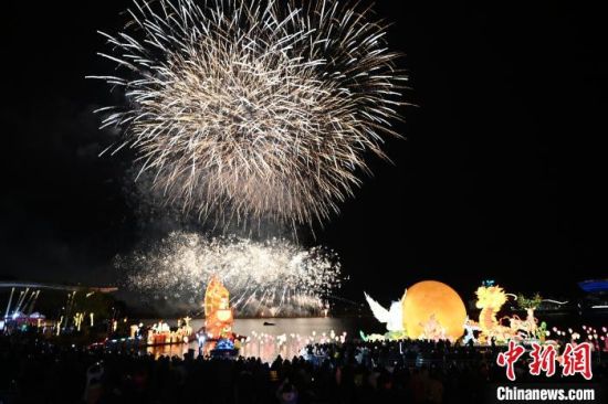 图为烟花秀精彩上演。中新社记者 王东明 摄