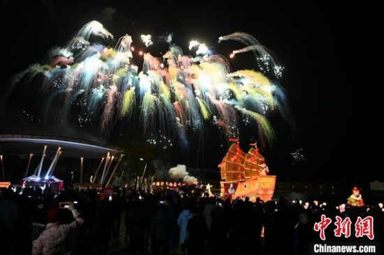 图为烟花秀精彩上演。中新社记者 王东明 摄