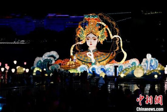 图为民众观看大型妈祖造型灯组。中新社记者 王东明 摄