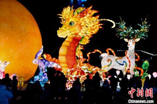 图为民众观看蛇型灯组。中新社记者 王东明 摄