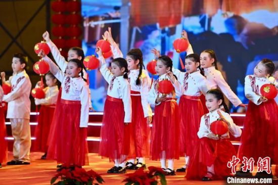 图为“两马”童声合唱团联唱《“两马”闹花灯》。中新社记者 王东明 摄