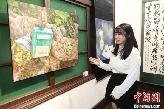 2024年10月28日，“龙的传人”书画艺术交流展在位于台北的大同大学开幕，展出两岸院校师生等创作的书画作品100件。图为展览现场。　中新社记者陈小愿 摄