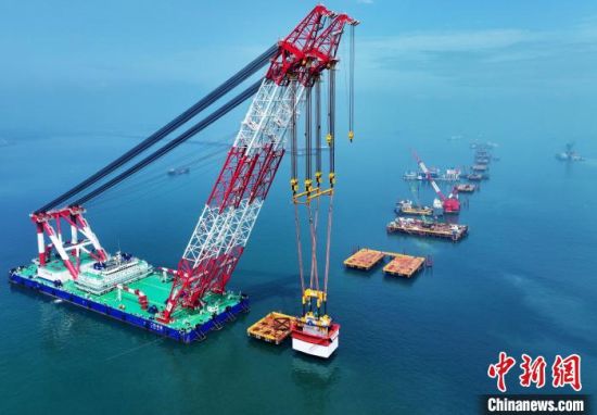 图为首个预制墩台吊装现场。(无人机照片)中新社发 中交二航局 供图
