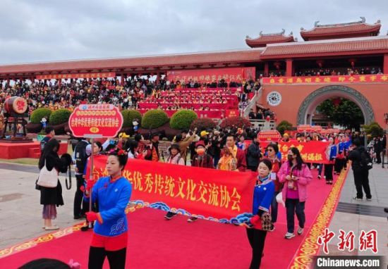 3月29日，正值农历三月初一，“天下妈祖回娘家”启动仪式在福建省莆田市湄洲妈祖祖庙天后广场举行。图为台湾进香团入场。中新社记者 吕明 摄