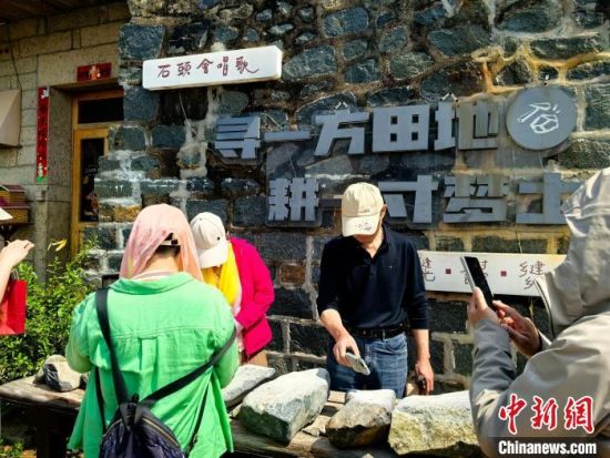 游客在福建平潭北港村体验“会唱歌的石头”。张杨彬 摄