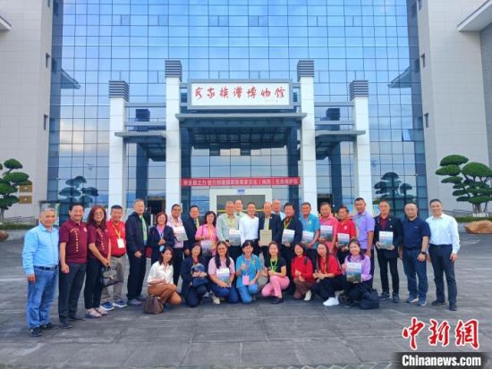 在中国华侨国际文化交流基地——客家族谱博物馆，马来西亚李氏宗亲们对客家博物馆的藏品赞不绝口。上杭县融媒体中心供图