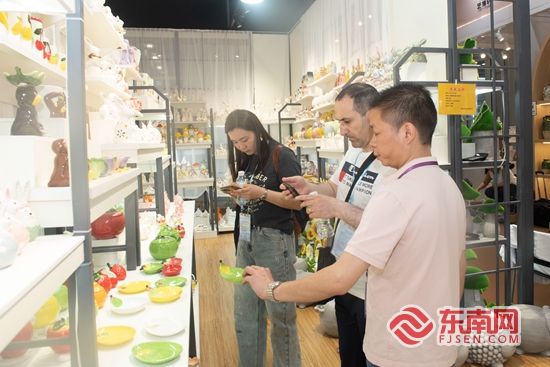 第137届广交会上,外国客商在德化陶瓷企业展区挑选陶瓷产品。郑智得 摄 第137届广交会上,外国客商在德化陶瓷企业展区挑选陶瓷产品。郑智得 摄