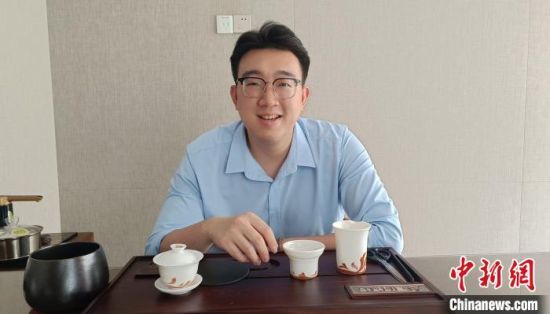 图为近日陈佳轩在厦门银行漳州分行分享初入大陆职场的收获和感悟。廖珍妹 摄